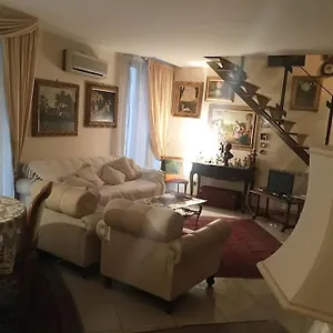 Appartamento The Trip House - Between The Center And The Sea - Free Wifi And Jacuzzi, Aeroporto di Catania Fontana Rossa